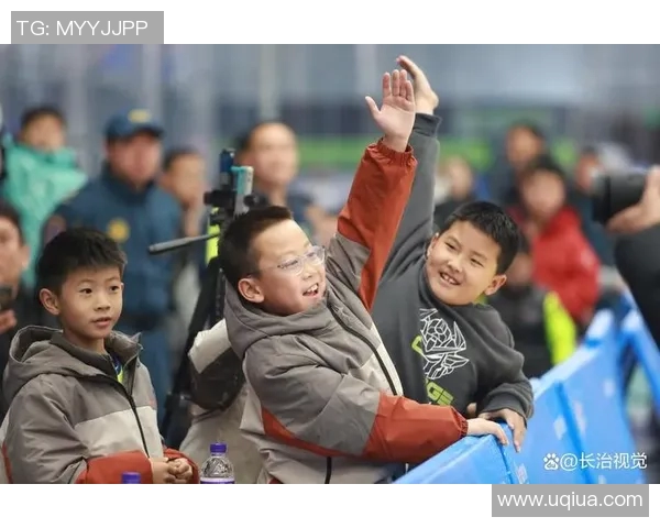 长治市足球明星队长带领球队勇夺冠军展现拼搏精神与团队力量